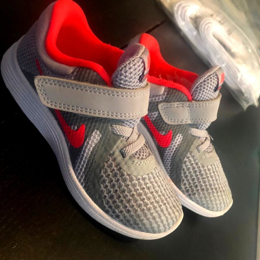 Girls nike revolution 9c gray